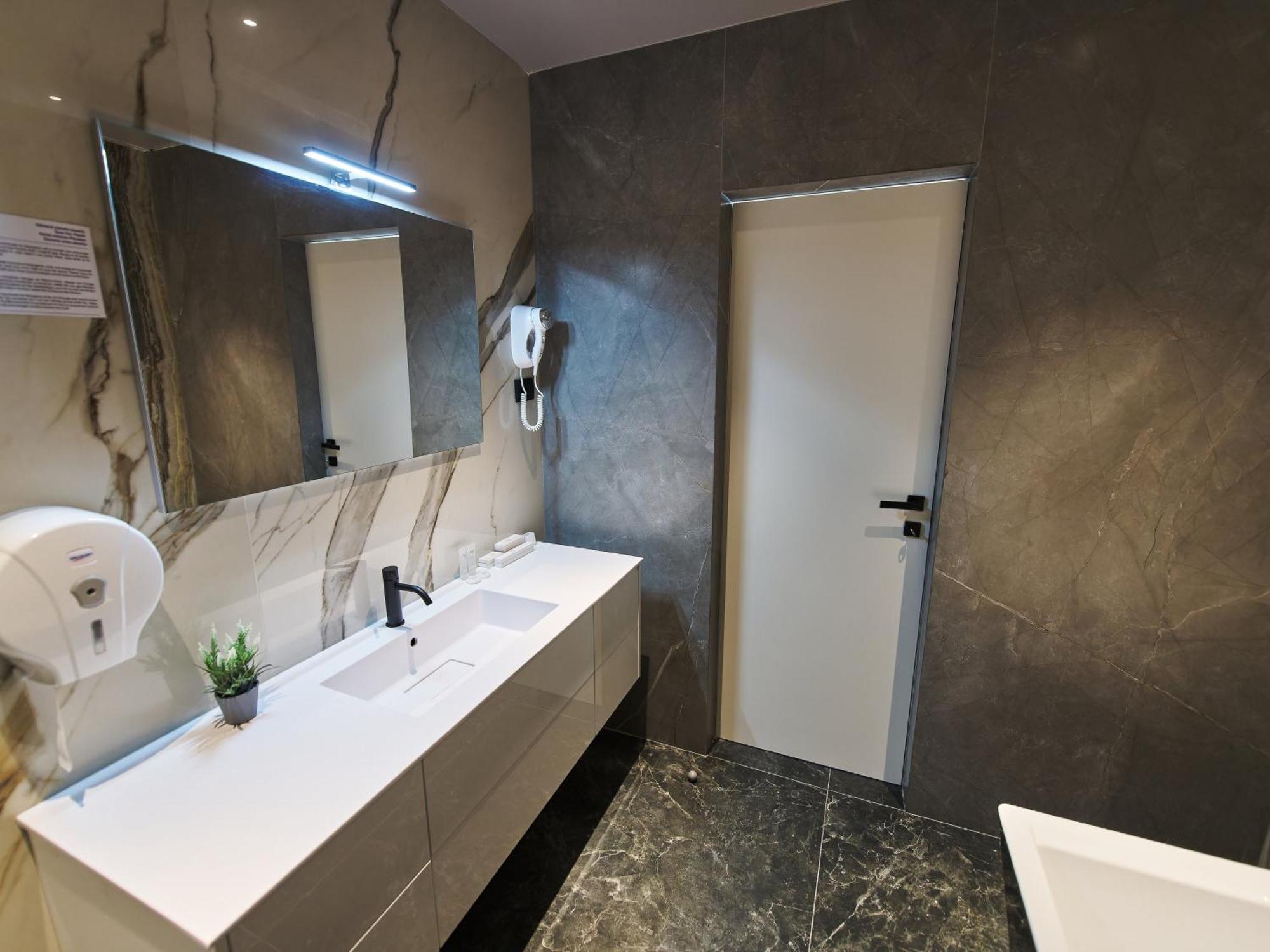 Hotel Emd Bacau Ngoại thất bức ảnh